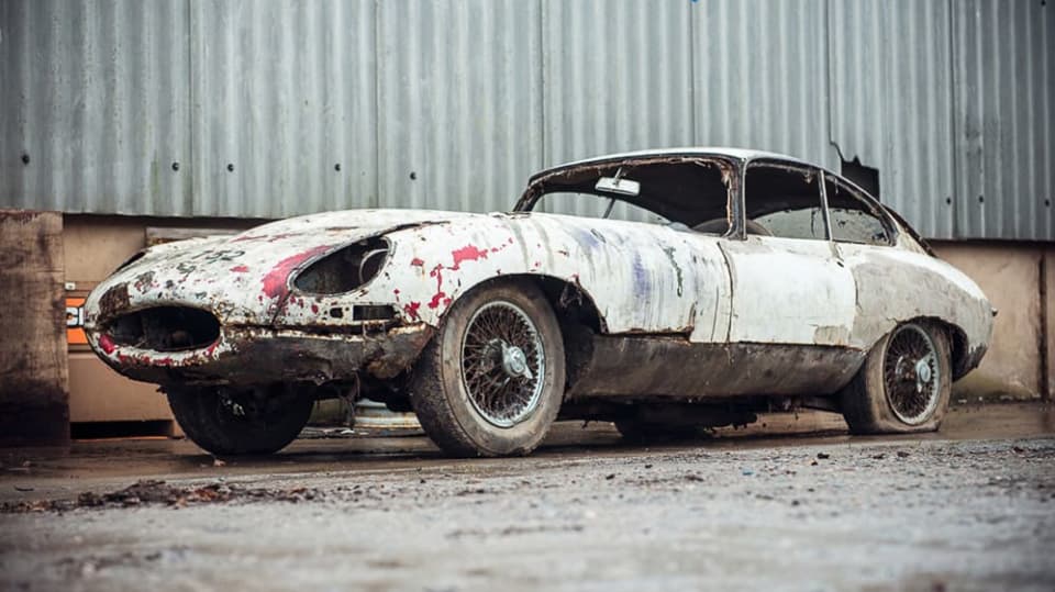 Pozůstatky Jaguaru E-Type z roku 1962.